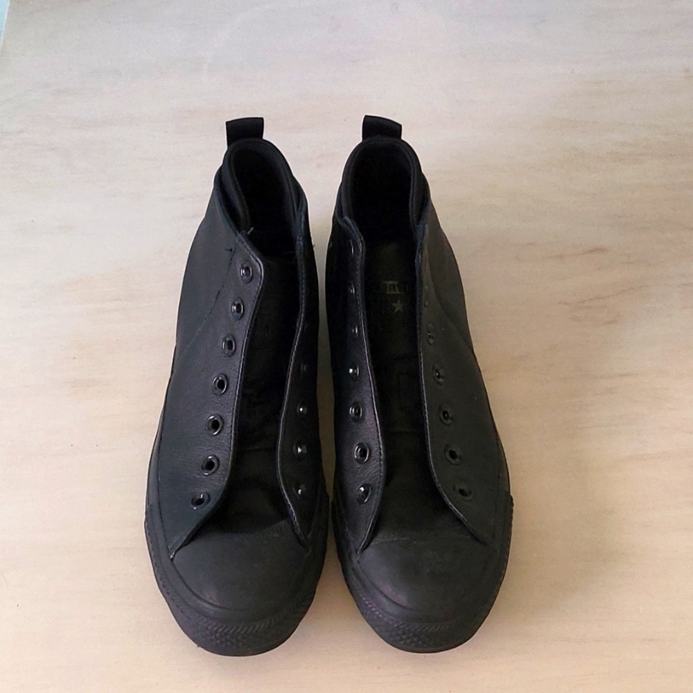 Black leather Converse hi tops wm sz 8.5